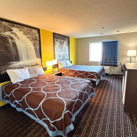 Super 8 By Wyndham Reedsburg Hotel Exterior photo