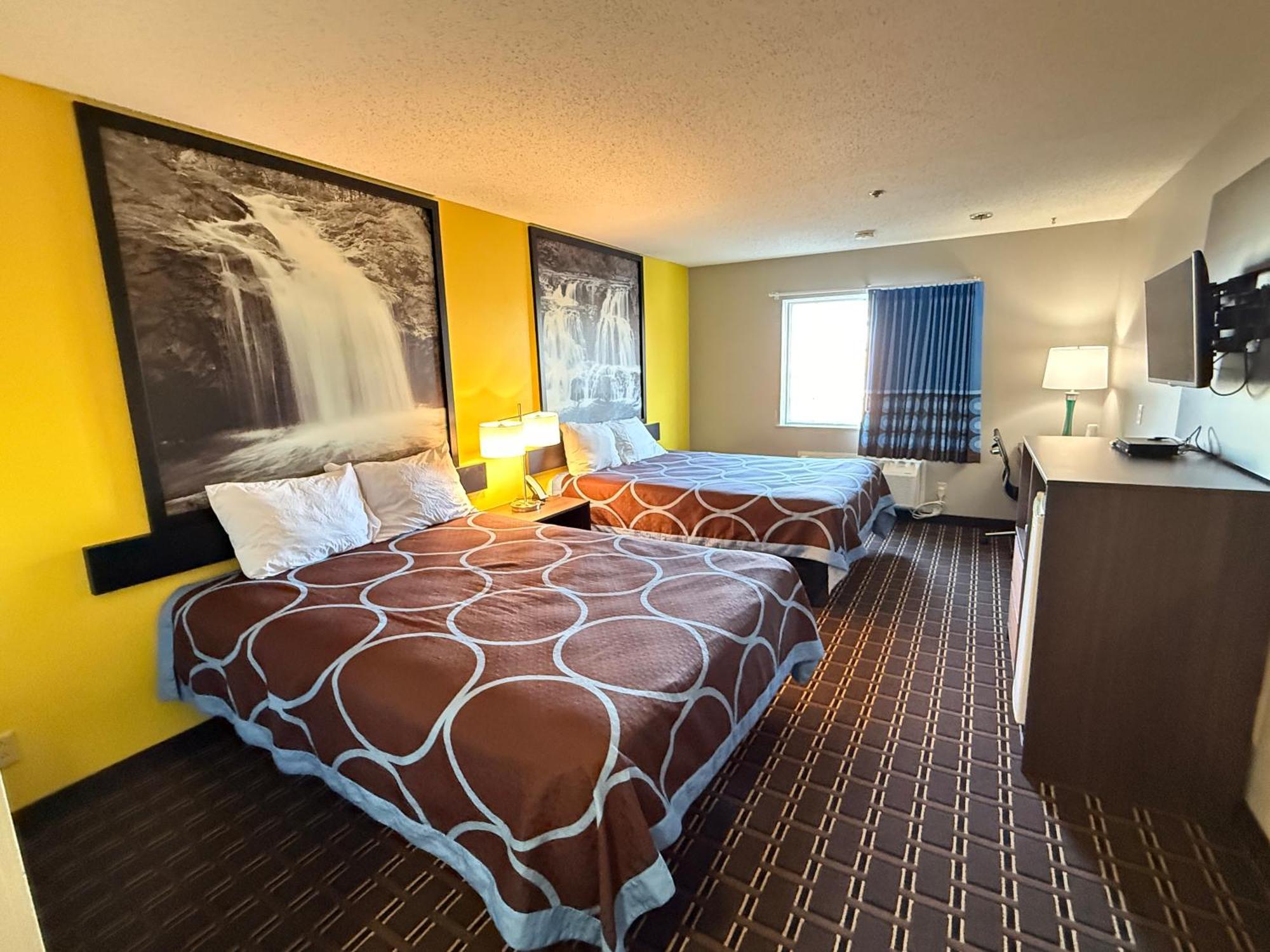 Super 8 By Wyndham Reedsburg Hotel Exterior photo