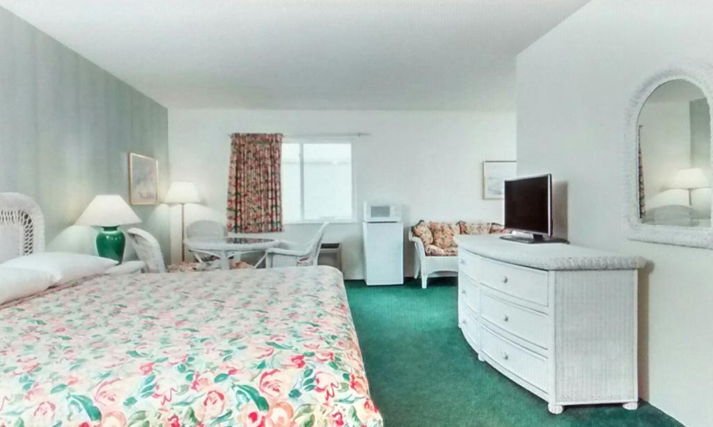 Super 8 By Wyndham Reedsburg Hotel Exterior photo